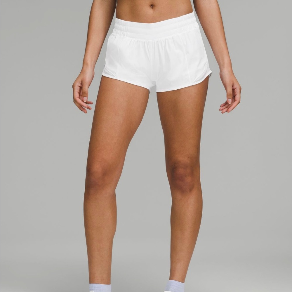 Lululemon hotty hot white 2.5 inseam size 4 low rise
